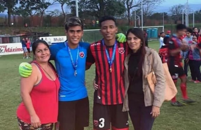 Nendalí Mendoza, defensor de Alajuelense.