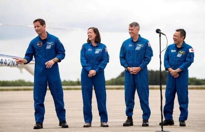 (De izquierda a derecha) El astronauta de la ESA (Agencia Espacial Europea) Thomas Pesquet, astronautas de la NASA Megan McArthur y Shane Kimbrough, y astronauta de la Agencia de Exploración Aeroespacial de Japón (JAXA) Akihiko Hoshide, a su llegada al Centro Espacial Kennedy de la NASA, antes de la misión Crew-2 de SpaceX, en Cabo Cañaveral (Florida, EE.UU.). EFE/NASA/Aubrey Gemignani.