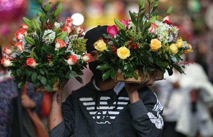 Fotografía: Un hombre vende arreglos florales el 7 de mayo en Ciudad de México. El avance de la vacunación en adultos mayores y la baja de contagios inyectan recuperación al Día de las Madres en México. EFE/ Sáshenka Gutiérrez.