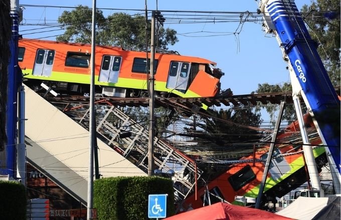 Fotografía que muestra el colapso de los vagones del metro, hoy en la Ciudad de México (México). EFE/Carlos Ramírez