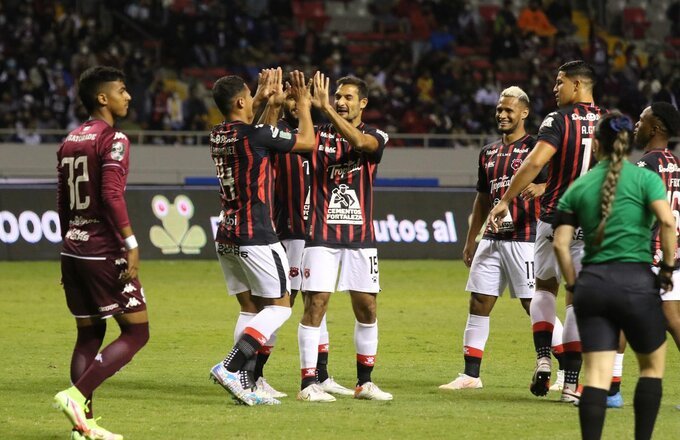 Celso Borges, celebrando su tanto con los manudos. Foto: LDA