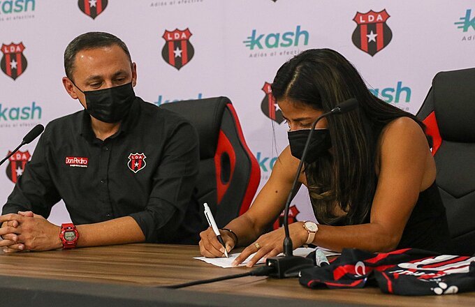 Firma del contrato, Shirley Cruz. Foto: LDA