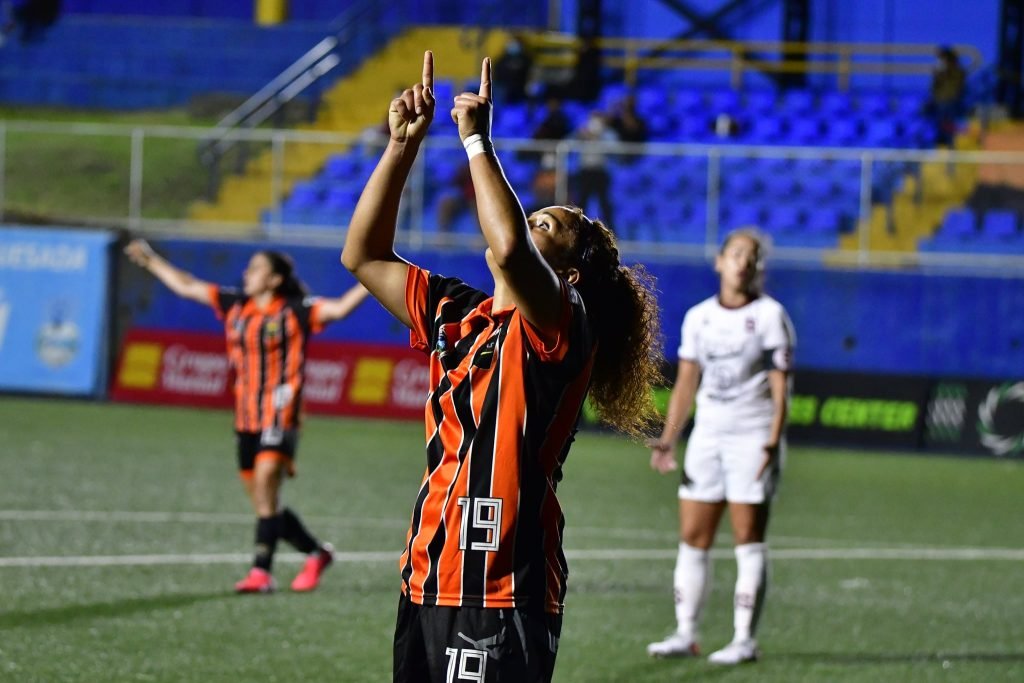 Priscilla Barrientos celebra su gol ante el Saprissa. Foto: prensa Dimas