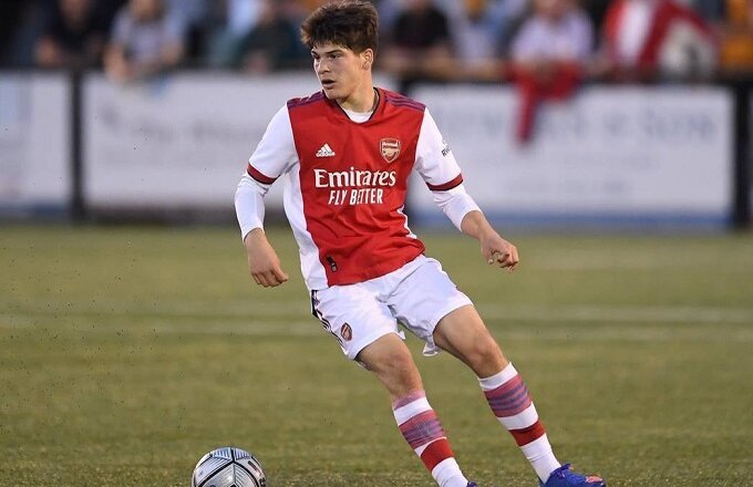 Elian Quesada jugador inglés-costarricense de la U-18 del Arsenal. 