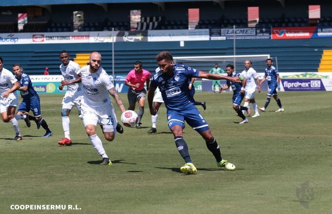 Marcel Hernández, se convirtió en el extranjero con más goles en la institución blanquiazul. Foto: CSC