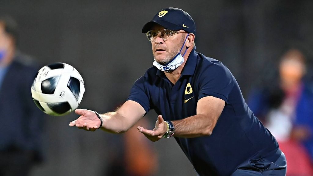 Andrés Lillini,entrenador de Pumas. 