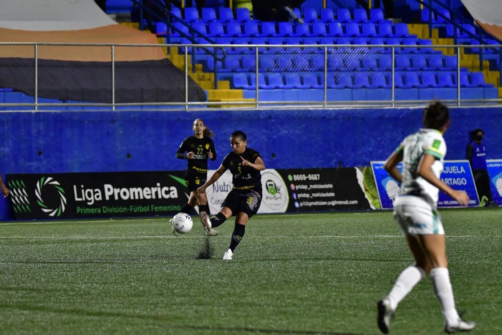 Dimas aún no pierde en el Torneo de Copa y clasifica a semifinales. Foto: Dimas