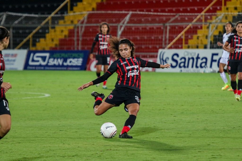 Alajuelense y Sporting empataron, asegurando así la participación de ambos en las semifinales. Foto: LDA