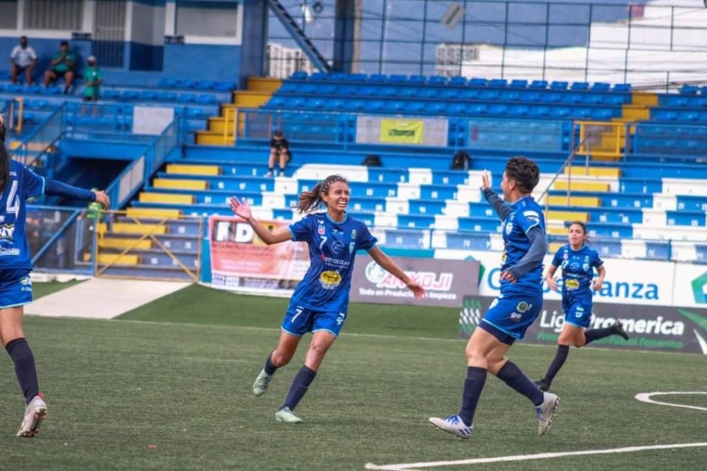 Zoe Tapia fue la figura del juego con doblete. Foto: SUVA