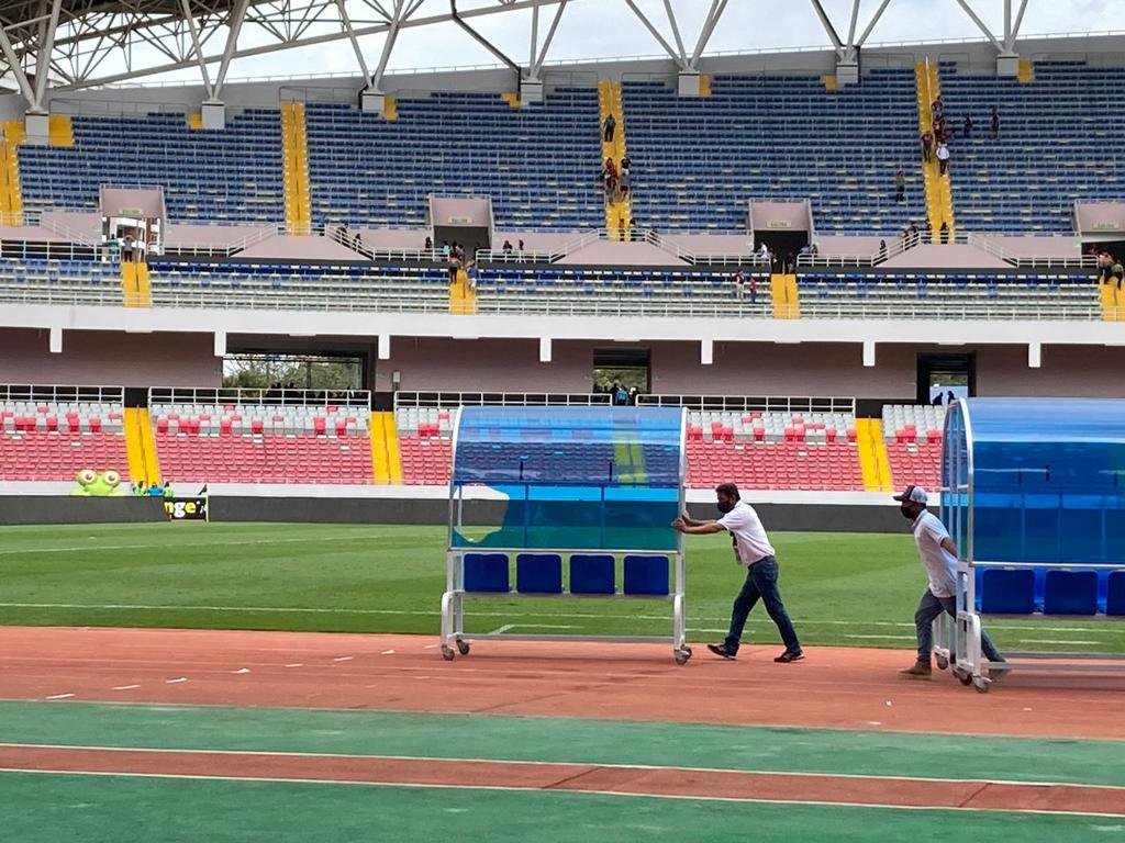 Alexis Gamba quebró la lámina de una de las bancas del Estadio Nacional. Foto: Anthony Porras, Radio Columbia